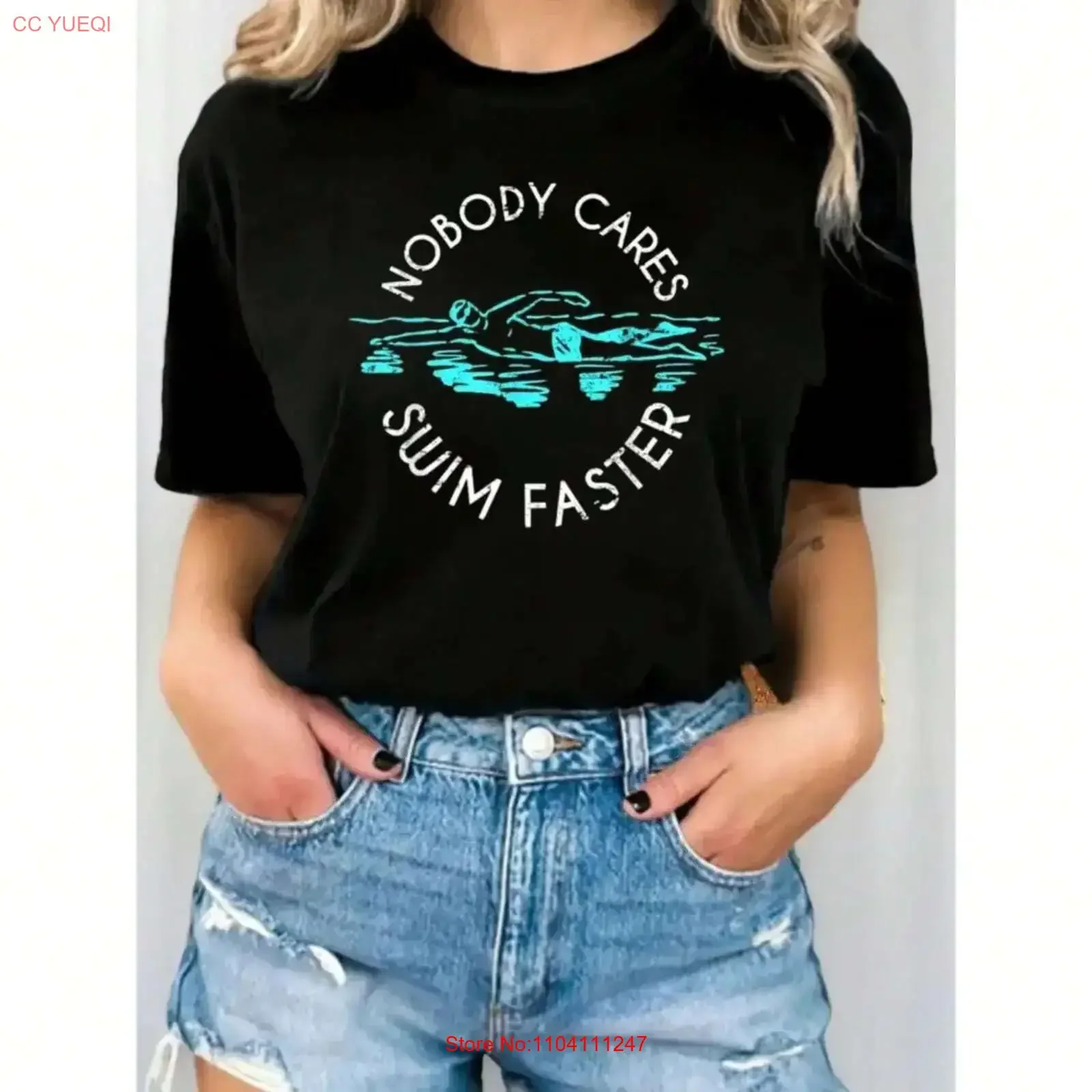 Camiseta de mujer con estampado de patrón de natación, cuello redondo, suave, manga corta, estilo vintage, lavado, diseño gráfico, ligeramente desgastada.