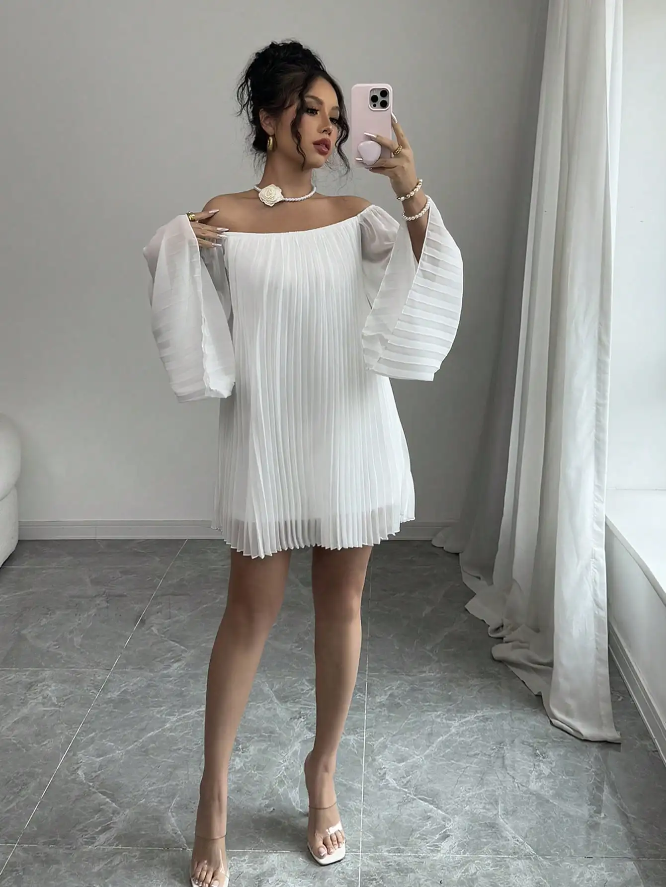 

Белое мини-платье с открытыми плечами, плиссированное, с рукавами-колокол, для вечеринки или в качестве наряд для гостей на свадьбу