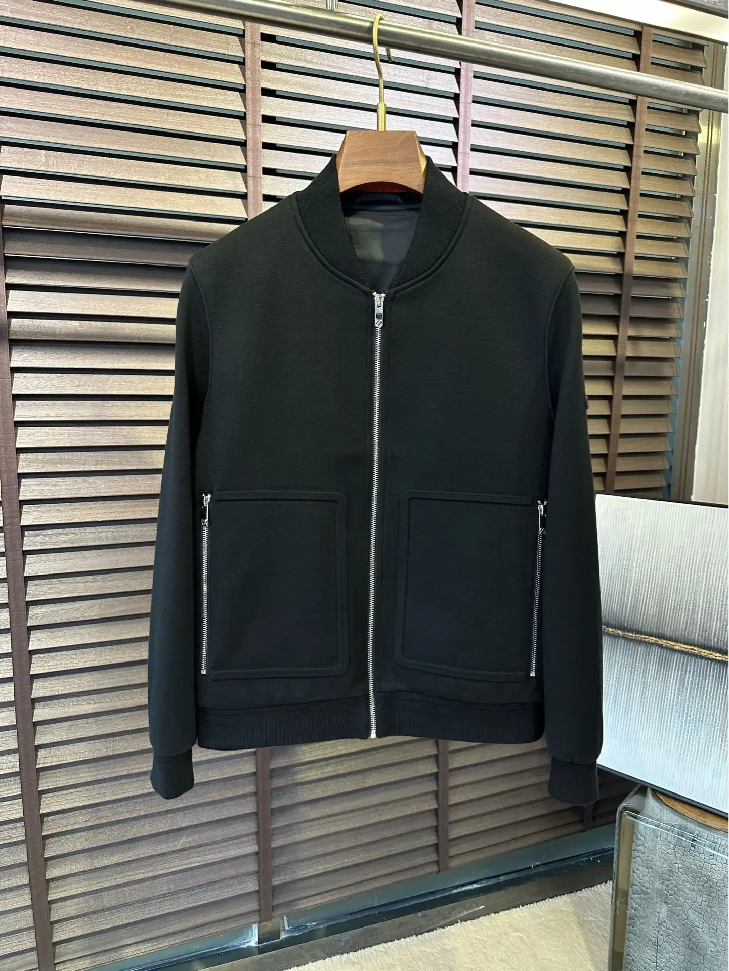 

2025DIKU JING The 2024 New Baseball Collar Jacket Is Made Of Wool Blended Fabric, Combining Business And Leisure.