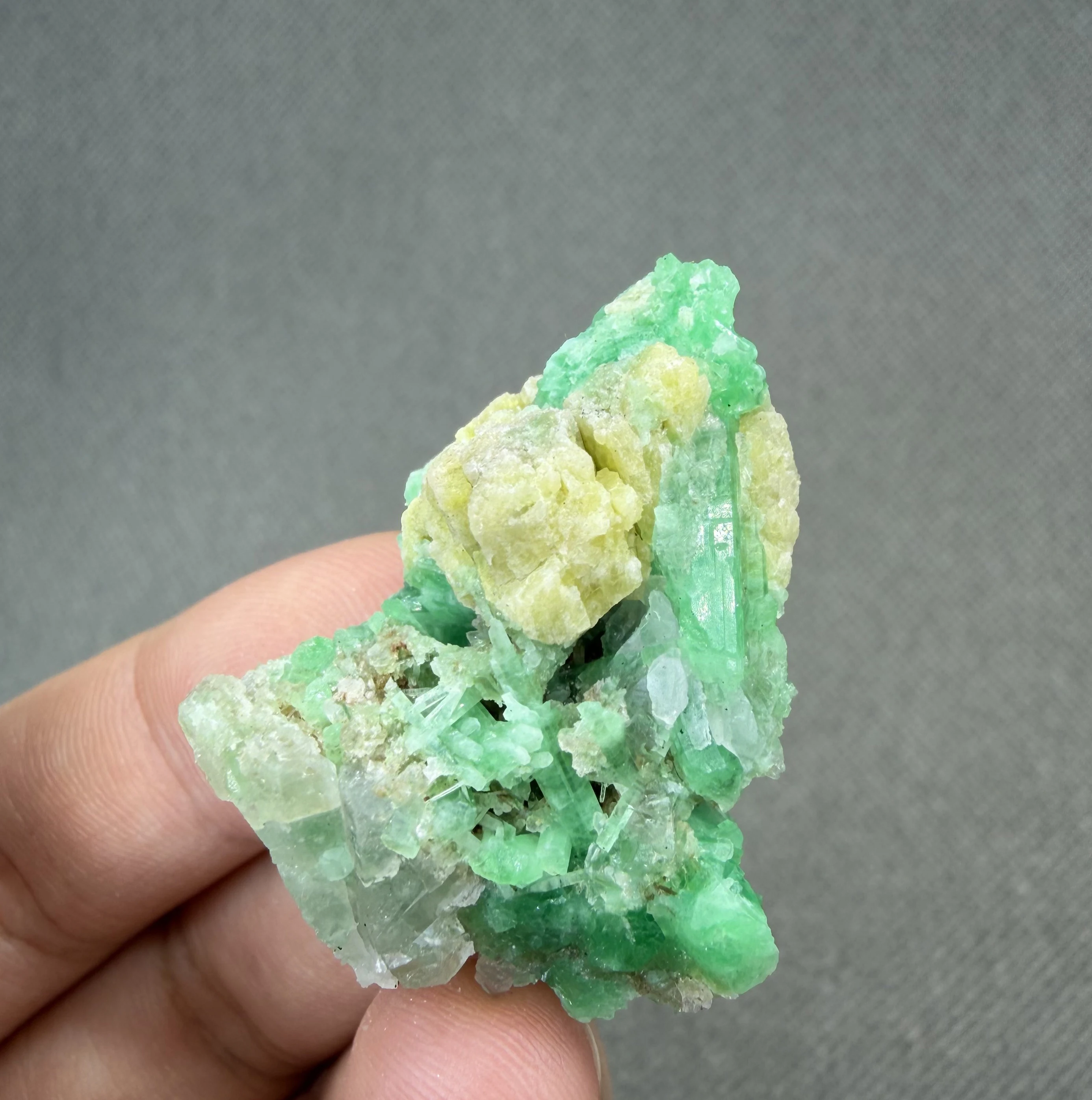 25 g Natural K-Feldspar Tabular Crystals with Emerald symbiosis Mineral Specimens