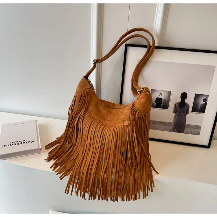 European and American Retro 2024 Autumn and Winter New Suede Tassel Women's Shoulder Bag Fashionable Faux Fur Crossbody Bag