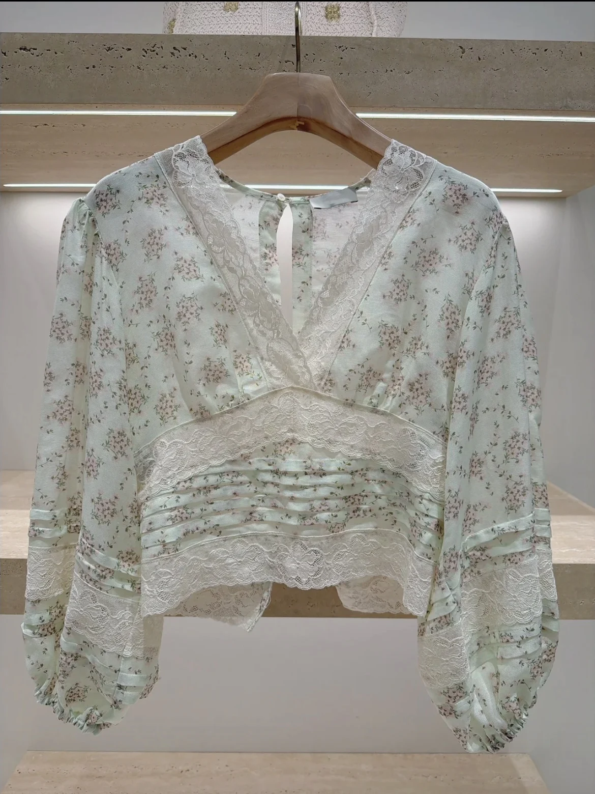 

Elegant Early Spring Short Sleeveless Floral Embroidery Lace Patchwork V-neck Long Shirt for Women Polyester Fiber 2026 Spring