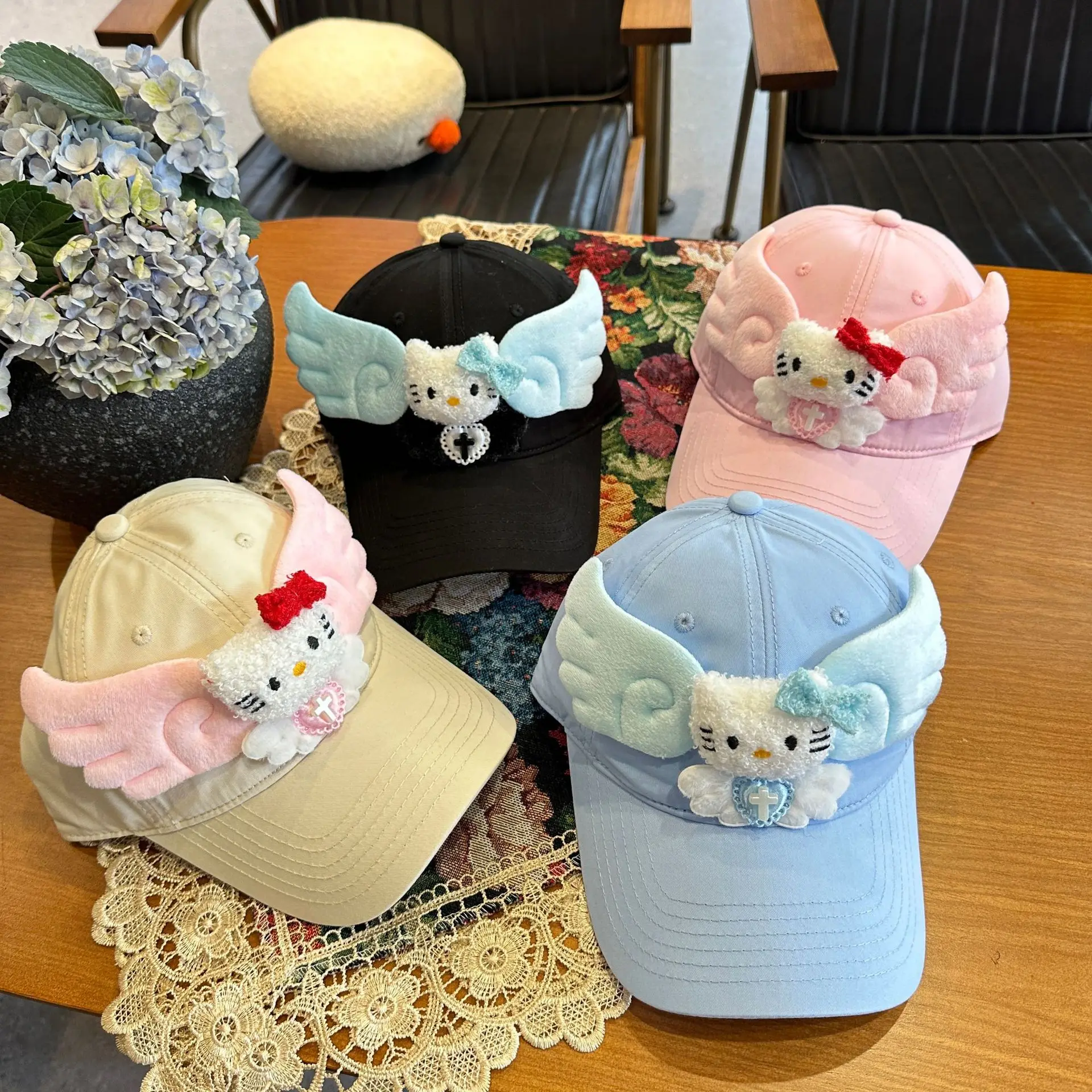 قبعة بيسبول Miniso ذات أجنحة فرعية kt cat للسيدات للربيع والصيف، قبعة بيسبول لطيفة للحماية من الشمس على طراز الكلية