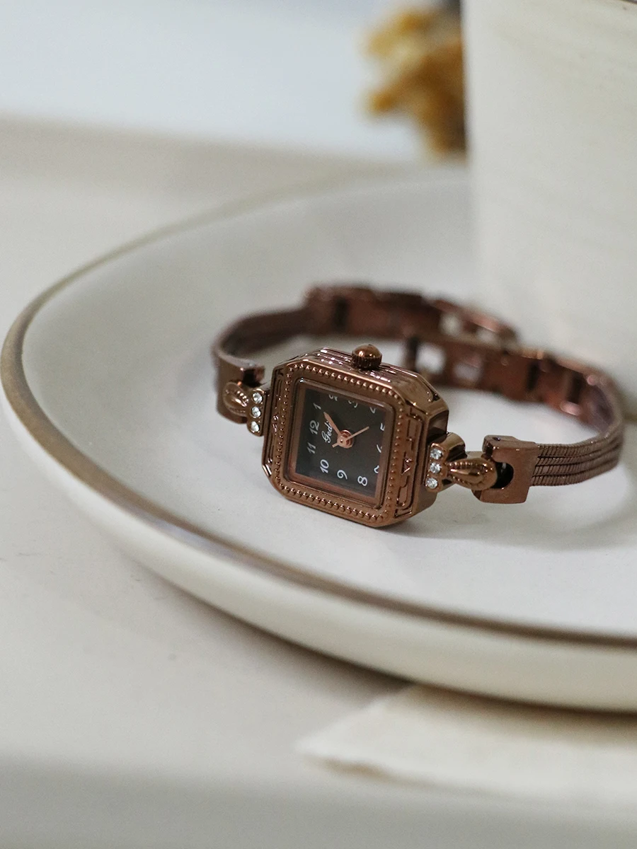 NewWomen'S WatchWith Retro And Artistic Small Square Design Featuring A Chain Strap A Trendy Women'S Watch And A Suitable Gift