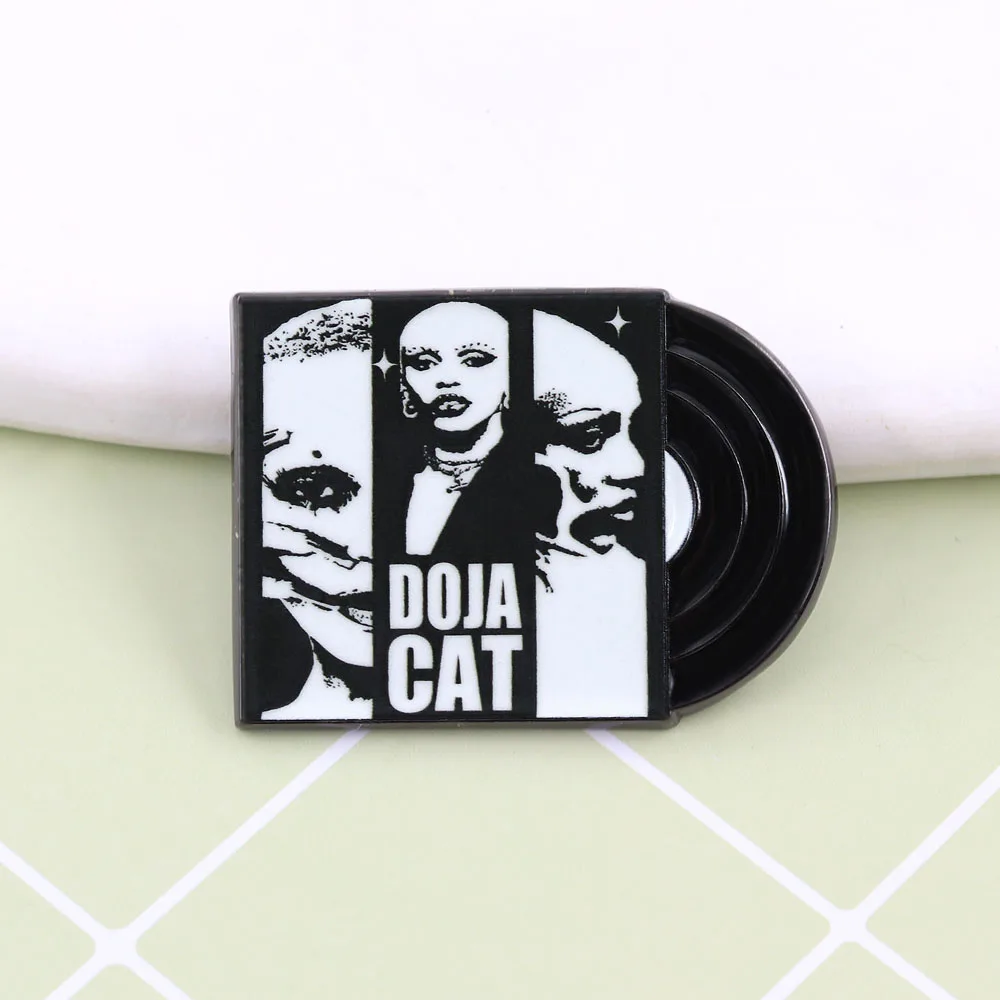 Doja Cat Vintage Vinyl Emaille-Anstecker, Pop-Sänger-Brosche, Musik-Fan-Abzeichen für Rucksäcke und Kleidung, stilvolles Schmuckstück, Geschenk für Fans. – Detail 6