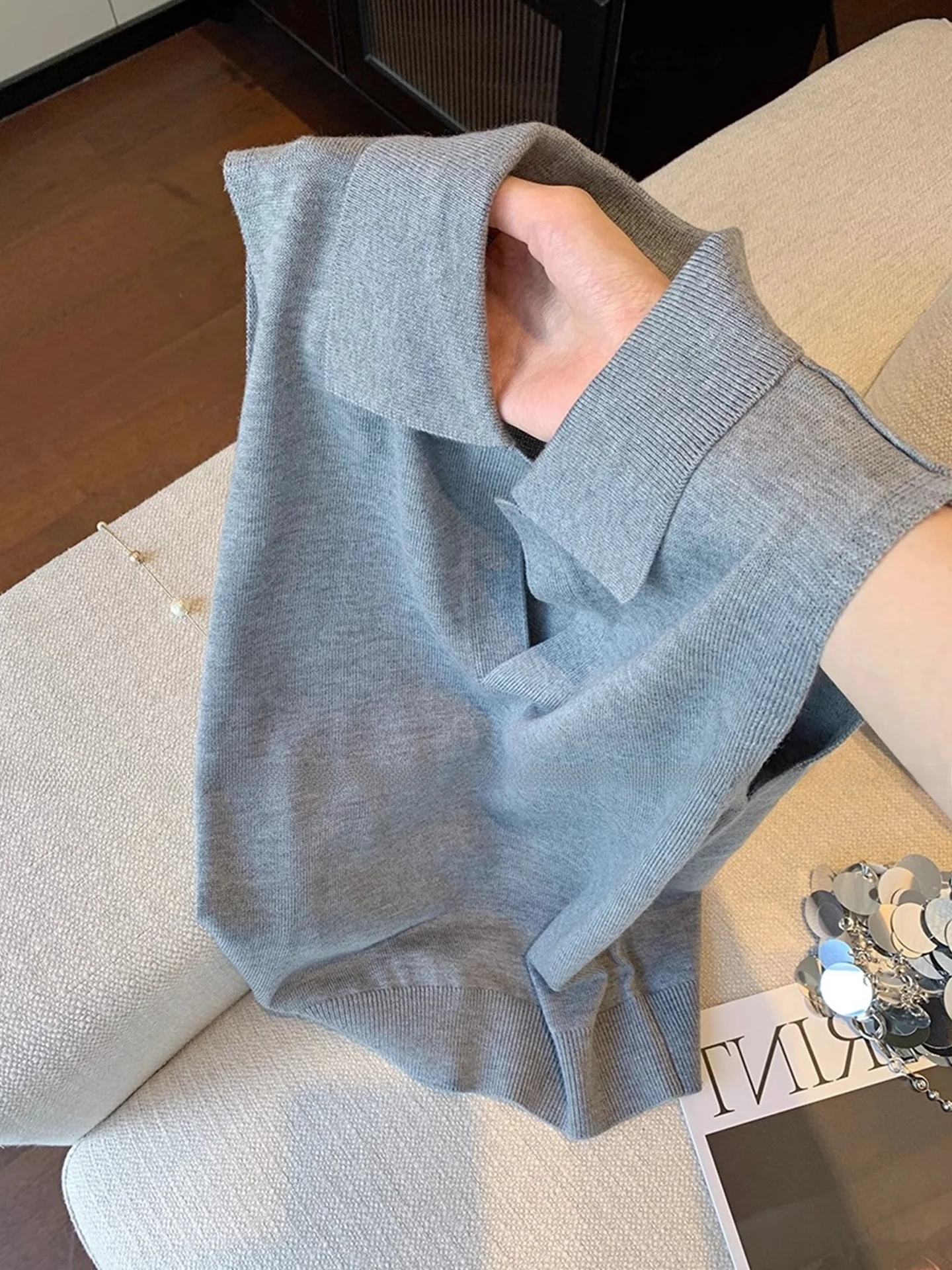 심플 럭셔리 민소매 후드 조끼 2025 여름 디자인 니트 탑 피부 친화적 다용도 패셔너블 한국 스타일 레귤러 핏