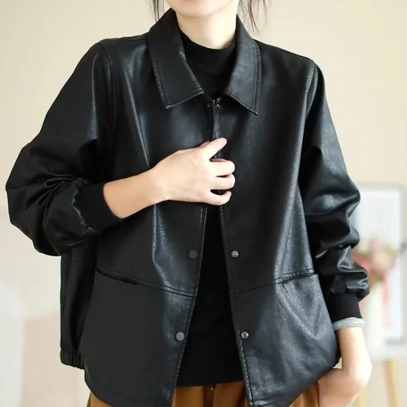 レトロな女性用二層レザートレンチコート、ファッショナブルなシングルブレスト、ダークボタン、レディースロングシープスキンコート