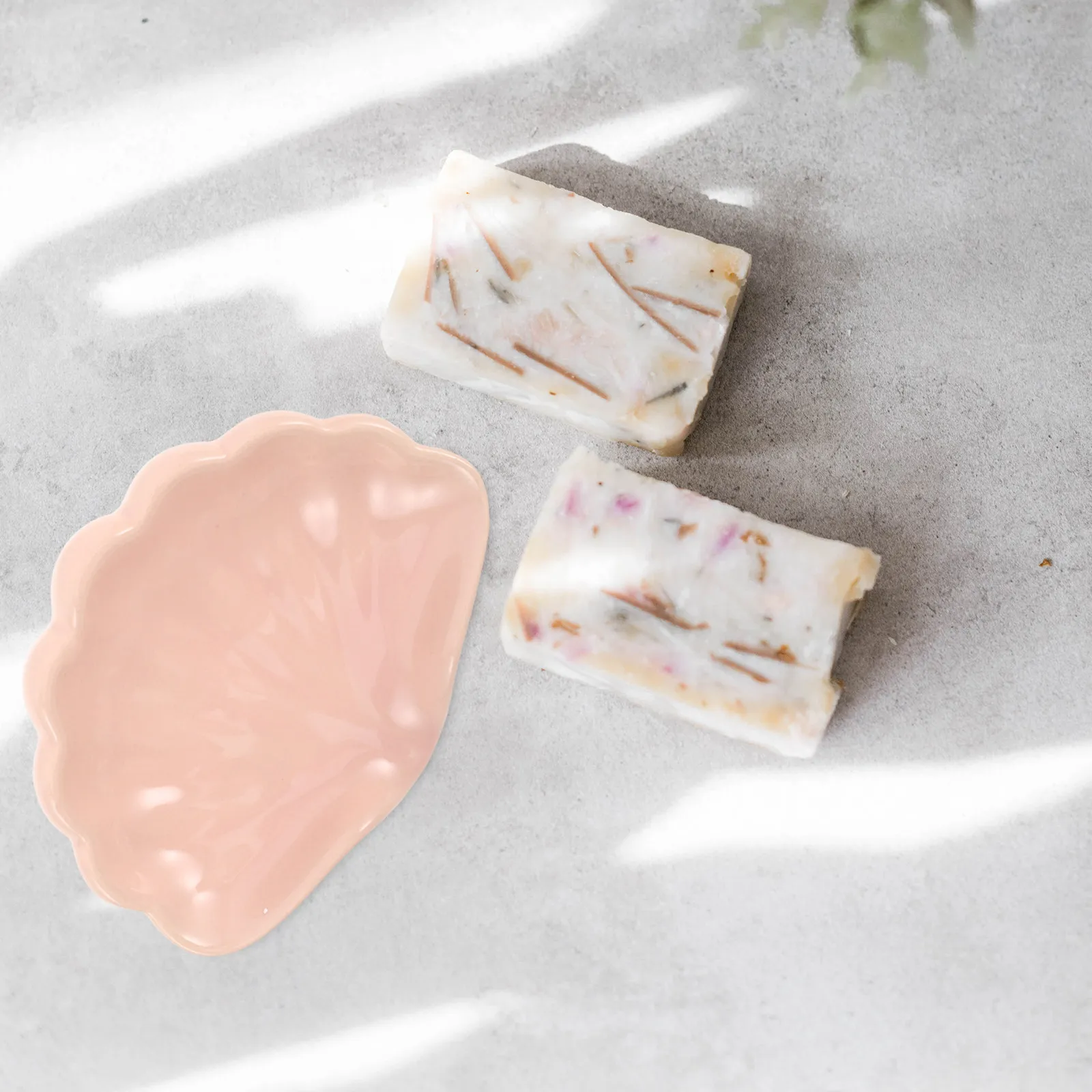 

Керамическая мыльница в форме ракушки с самоотводом воды для ванной, душа, кухни, декоративная подставка для мыла, хранения украшений и колец