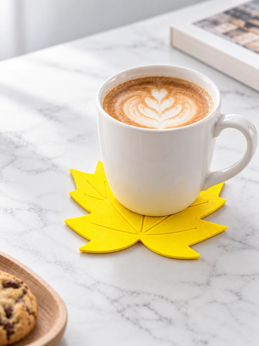5-Piece Set of Autumn Harvest-Themed Maple Leaf Coasters, 3D Printed Pla Material with Storage Base, Leaf-Shaped Coasters, Novel and Cute Yellow Maple Leaf Design, Autumn Style, Non-Slip, Heat-Insulating, Waterproof, Table Protector, Anti-Scald, Anti-Scratch, Reusable, Easy to Clean, Suitable for Tea Cups and Wine Glasses, Thanksgiving Home Decoration, Autumn Table Decorations, Country Farmhouse Style Kitchen and Dining Room Decor, Universal for Office Desks and Coffee Tables, Seasonal Table Accessories