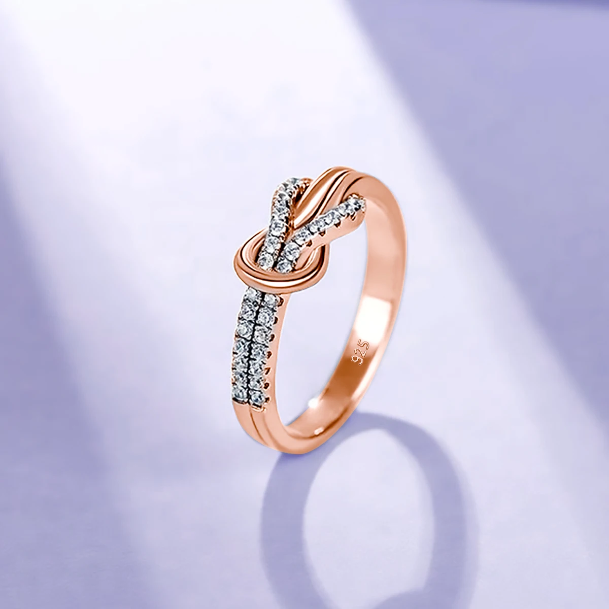 Trendiger Moissanit-Stein Schleifenring für Damen aus massivem 925er Sterlingsilber, zarter Hochzeitsschmuck, Geschenk, Art Deco, hohe Qualität, im Angebot. – Detail 6