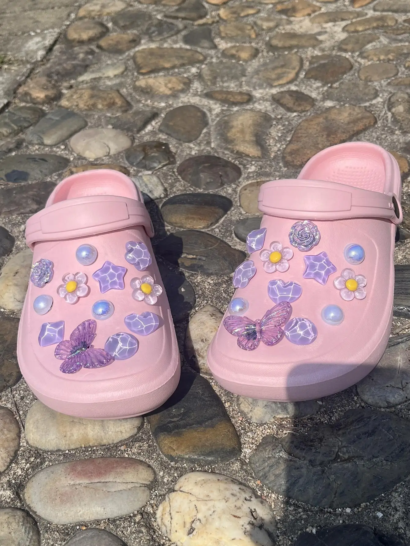 24 szt. Buty plażowe buty akcesoria kwiatowe różowe jasne buty motylkowe buty do ogrodu kwiatowego zdejmowane, ozdobna klamra, DIY