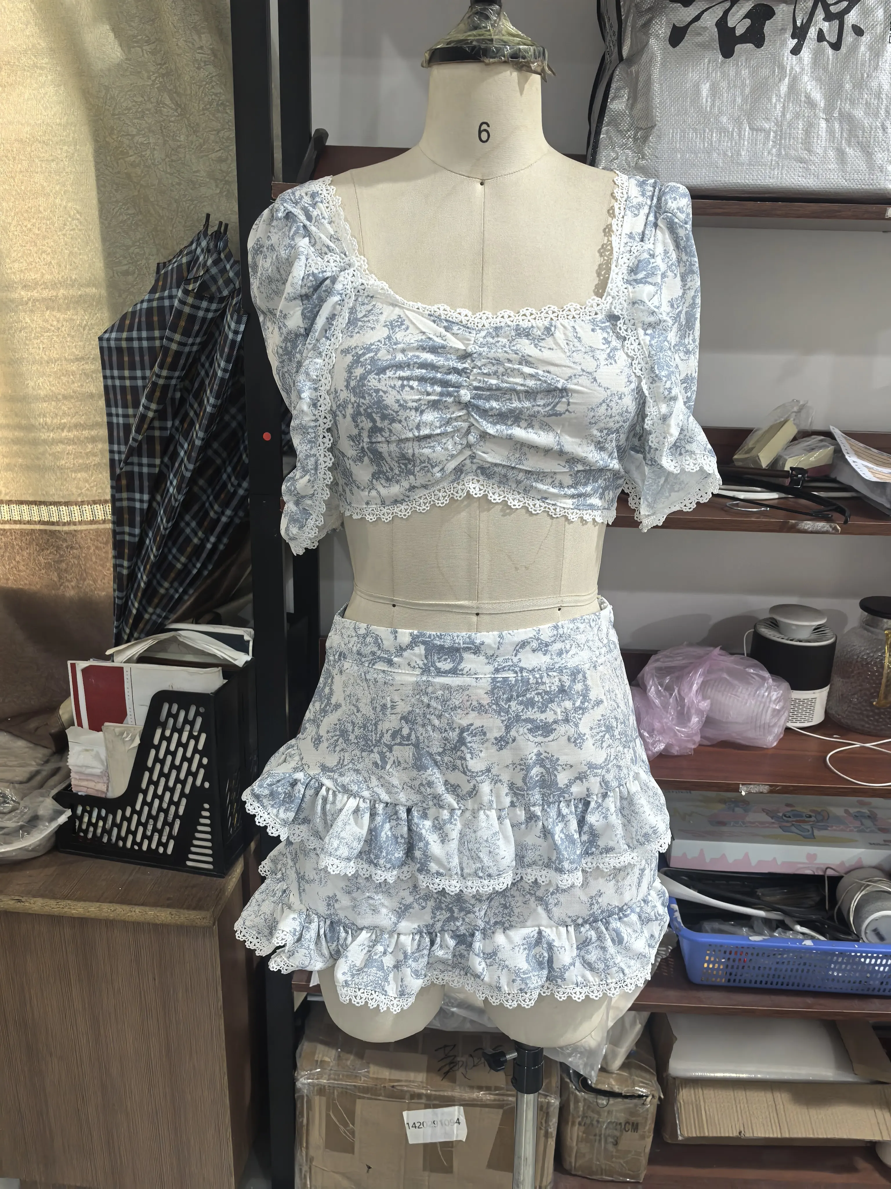 Damen-Set mit Blumenmuster, herzförmigem Ausschnitt, Puffärmeln, kurzem Oberteil und Rüschen-Minirock, lässiges Resort- und Urlaubsoutfit – Detail 1