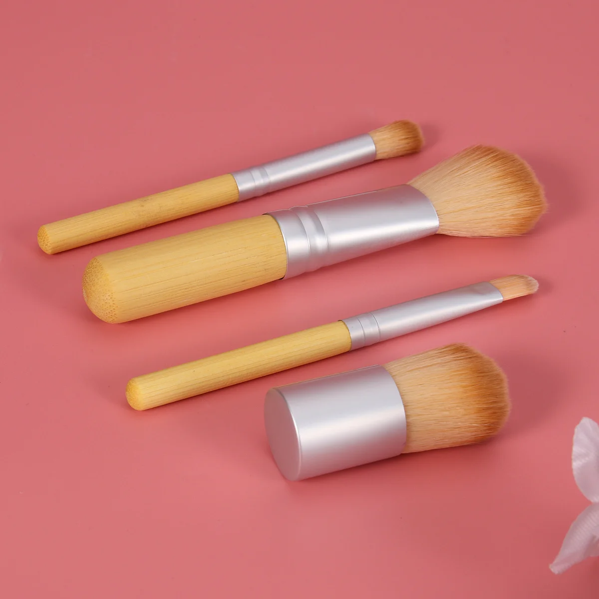 

4Pcs Professional Makeup Brush Set Bamboo Handle Soft Fiber Bristles Cosmetics Brush Kit Powder Blush Makeup Tools for Woman