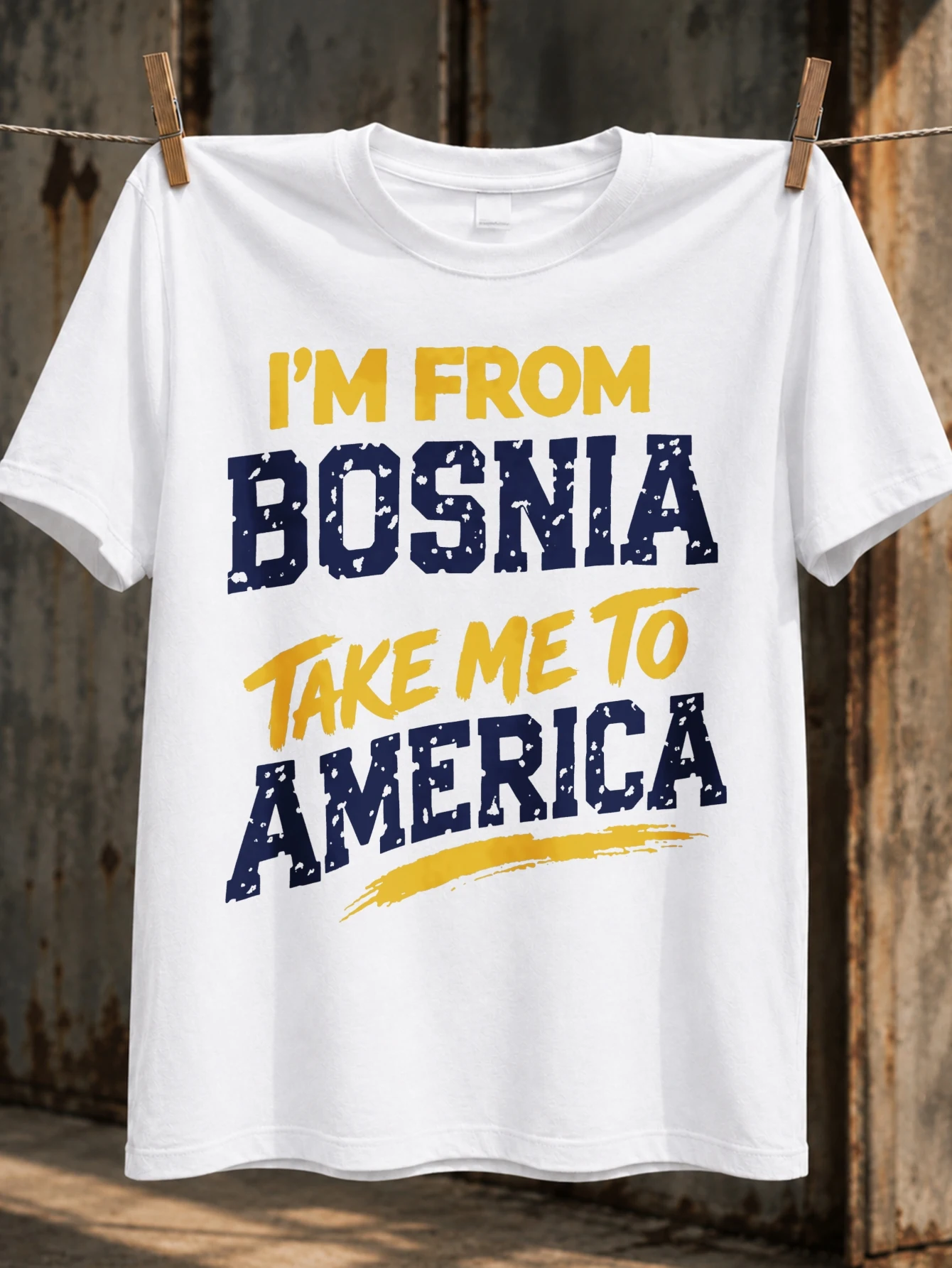 T-shirt unisexe avec citation de voyage « Take Me To America » en lettrage vieilli, motif « Balkan Pride », bleu marine et jaune vif, inspiré de la Bosnie.