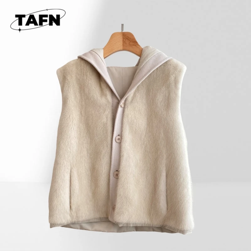 Comfortable Down Vest for Women for Cold Weather Fashion Chic Sleeveless Puffer Vest for Active Women in Cold Weather AK1117