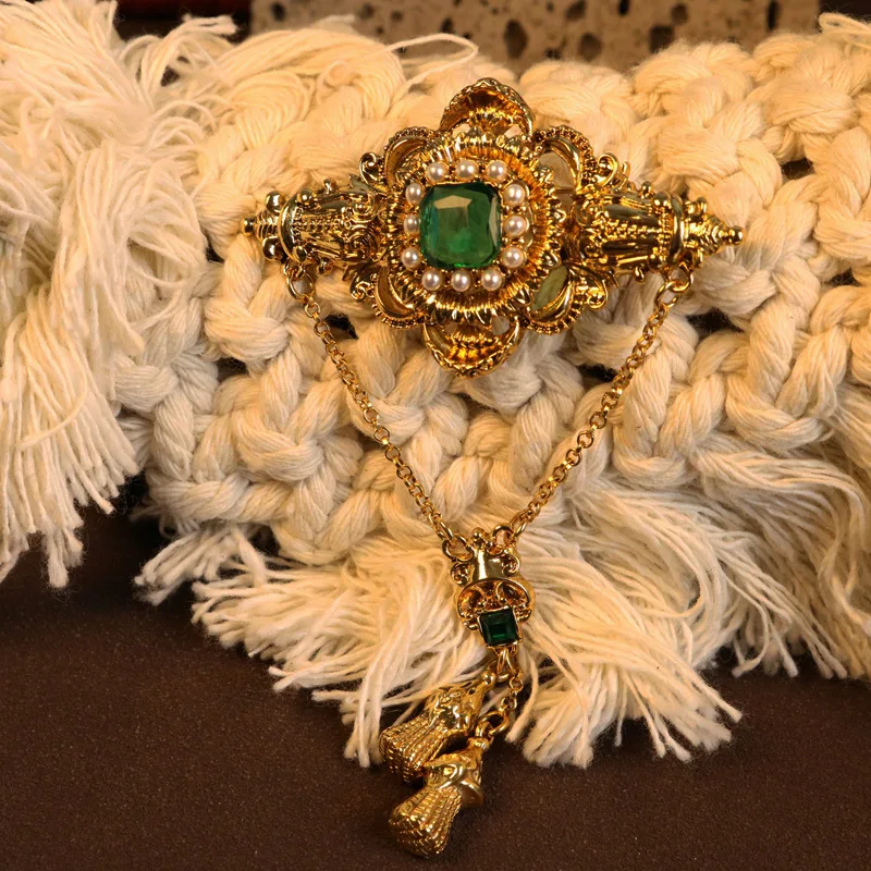 

Baroque court style exquisite inlaid chain fringe English style brooch