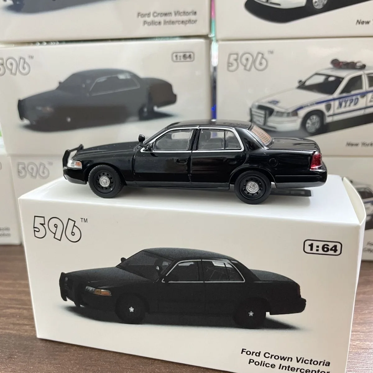 596-Modell 1/64 Ford Crown Victoria CV NYPD/ Black Plainclothes Polizeistation Lacklegierungsmodell – auf Lager