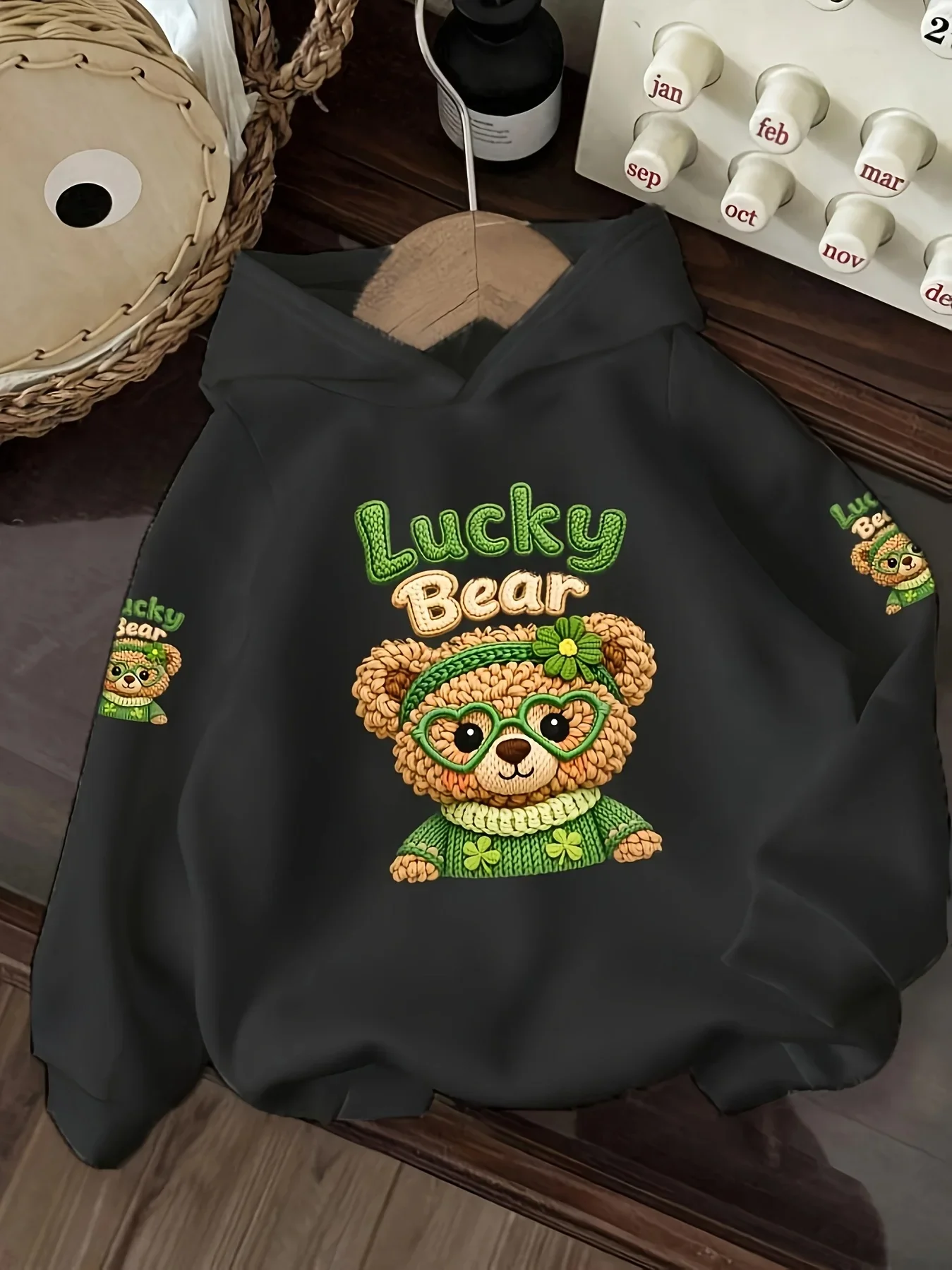 A casual hoodie for children,featuring a cute luckybearprintperfectasaChristmas gift forboysandgirlssuitableforautumnand winter.