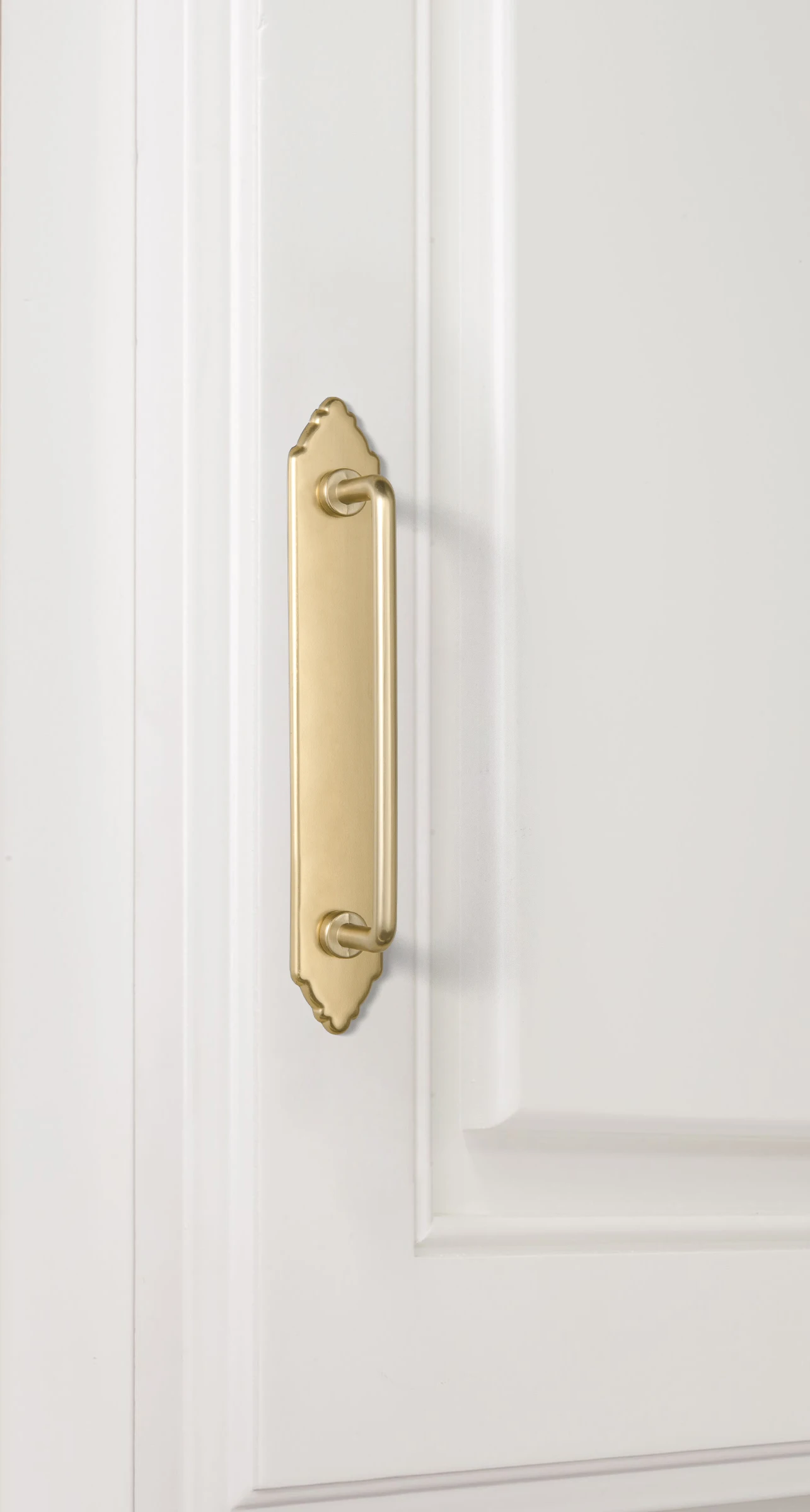 Goo-Ki Antique Brass Cabinet Pulls with Crown Crest Backplate, 5 Inch Vintage Zinc Drawer Handles for Furniture Restoration, Heavy Duty Hardware for Kitchen, Vanity, and Dresser Makeovers (2-Pack)
