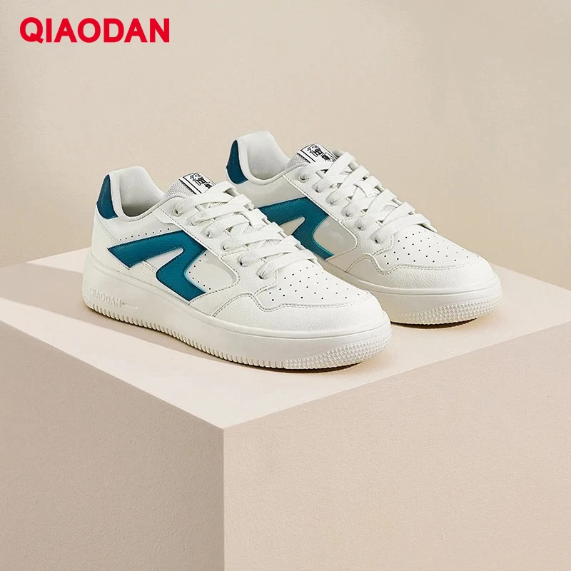 

Мужские модные кеды QIAODAN для скейтбординга, осенняя новинка 2025 года, универсальные, из кожи с комбинированными вставками, на шнуровке, низкие, спортивные, XM15240531F