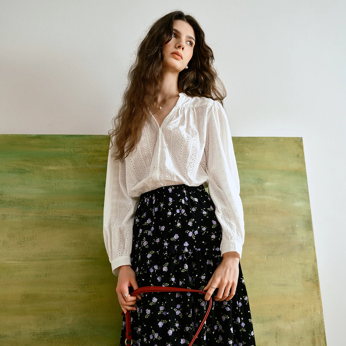 OLrain المرأة الجديدة الفرنسية شيك الخامس الرقبة بلوزة الخريف طويلة الأكمام قميص مع مخرمة التطريز مطاطا الكفة التفاصيل O57QC000336