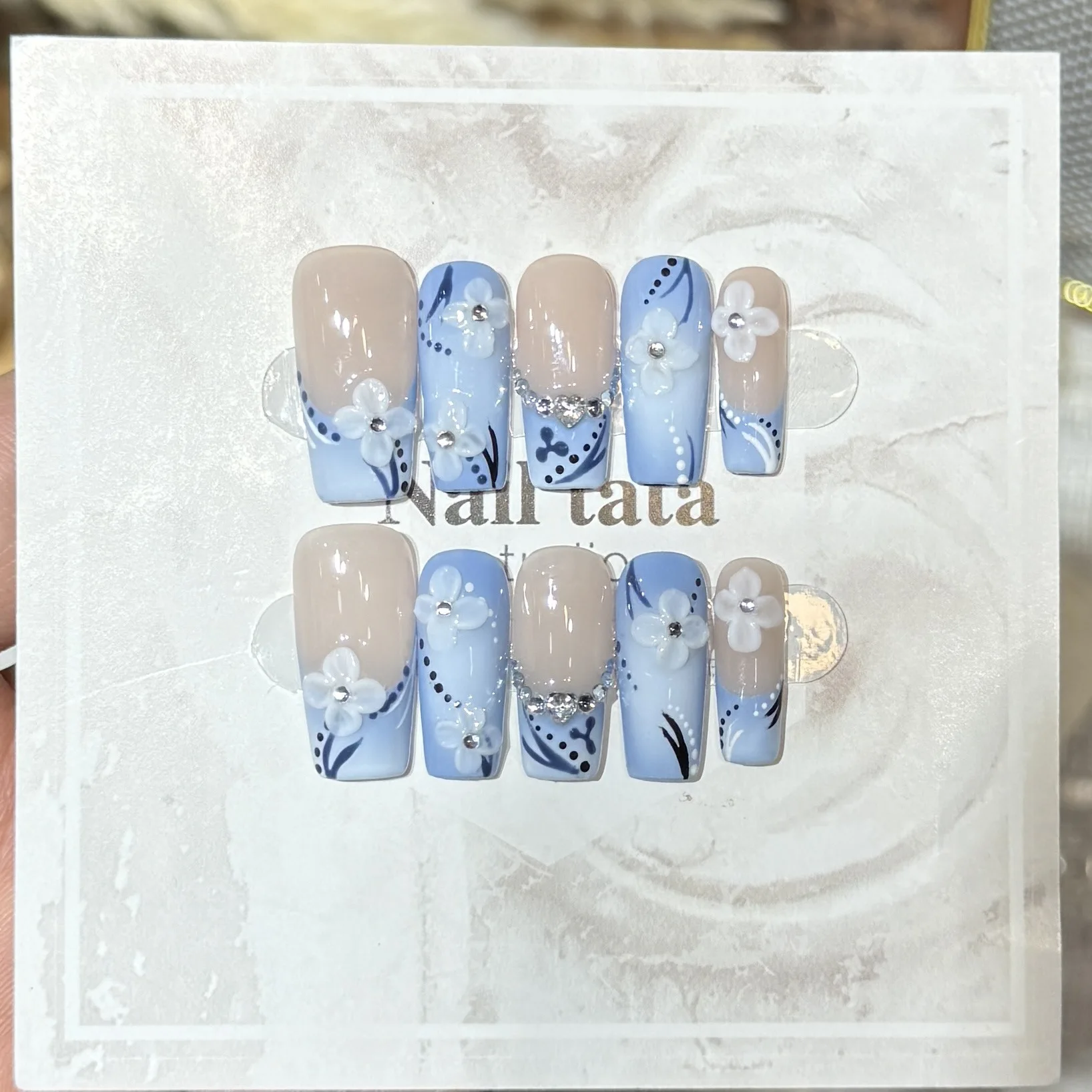 

Набор из 10 шт. длинных синих французских накладных ногтей ручной работы с цветочным узором, готовые к носке, самоклеящиеся, искусственные ногти