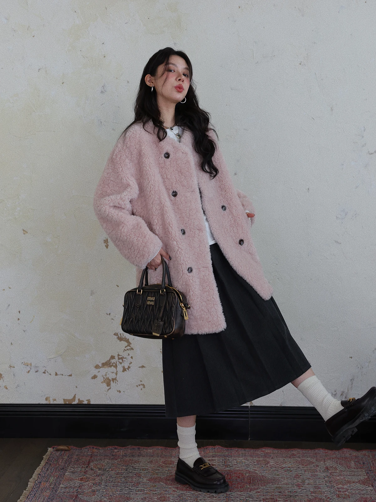 เสื้อโค้ทหนังและขนสัตว์เทียมแบบเรียบง่ายทรงหลวมสำหรับผู้หญิง ฤดูหนาว ดีไซน์กระดุมสองแถว ให้ความอบอุ่น  ผ้าหนังเทียมลายหนังแกะ