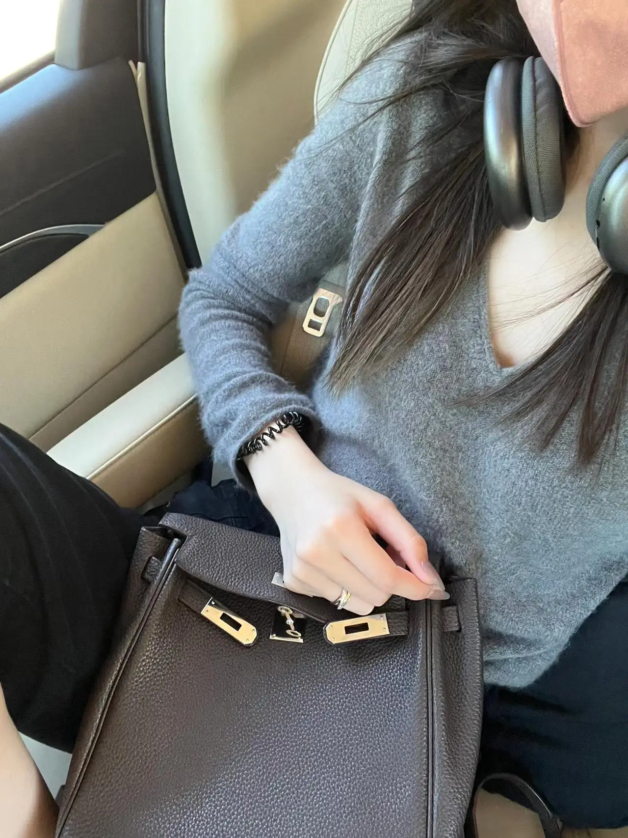 

Новый кашемировый свитер осенью и зимой. Женский однотонный однотонный свитер с v-образным вырезом, простой и универсальный вязаный кашемировый свитер свободного цвета.