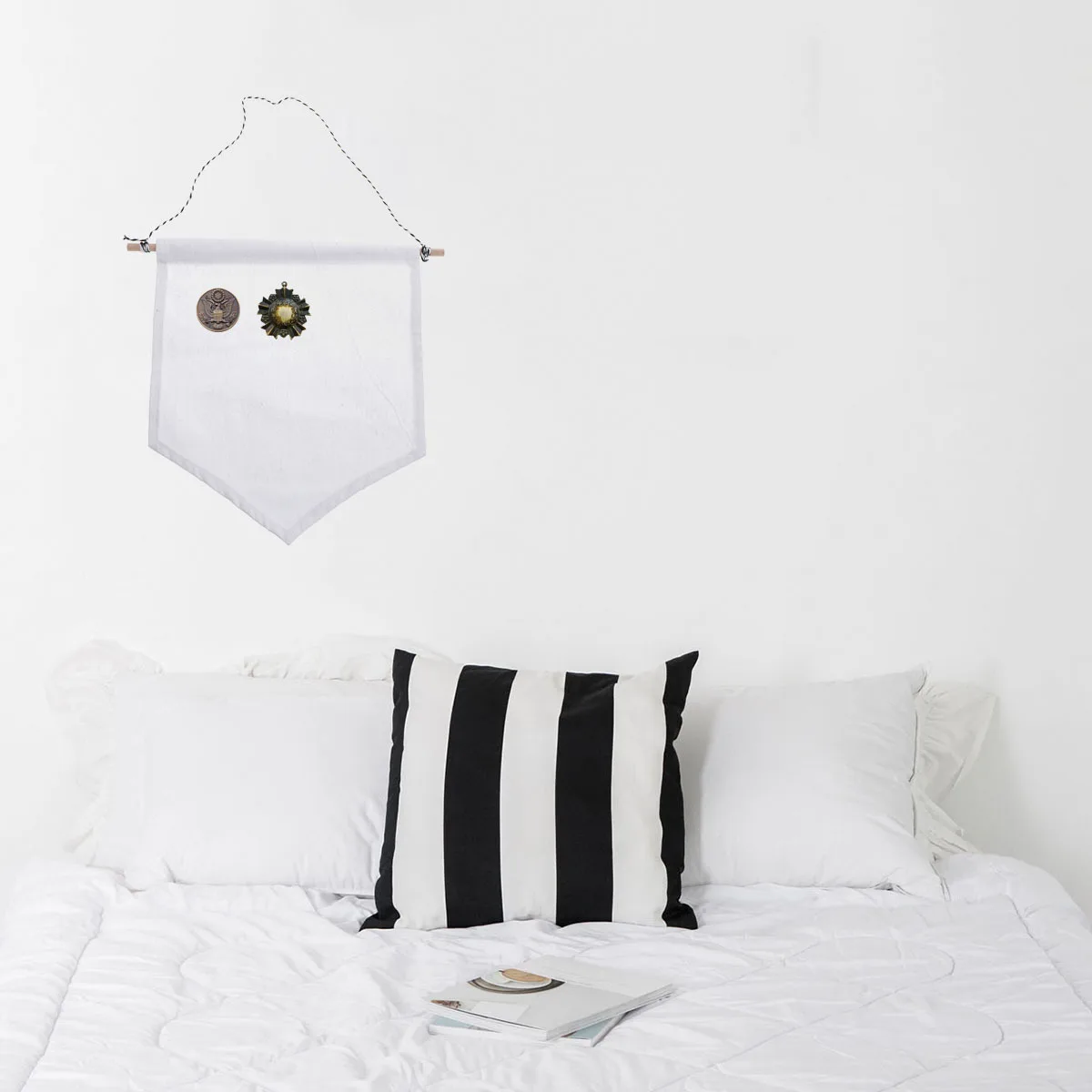 

2Pcs Pin Display Pennant Banner Canvas Natural Cotton Wall Hanging for Badge Patch Button Display and DIY Decoration