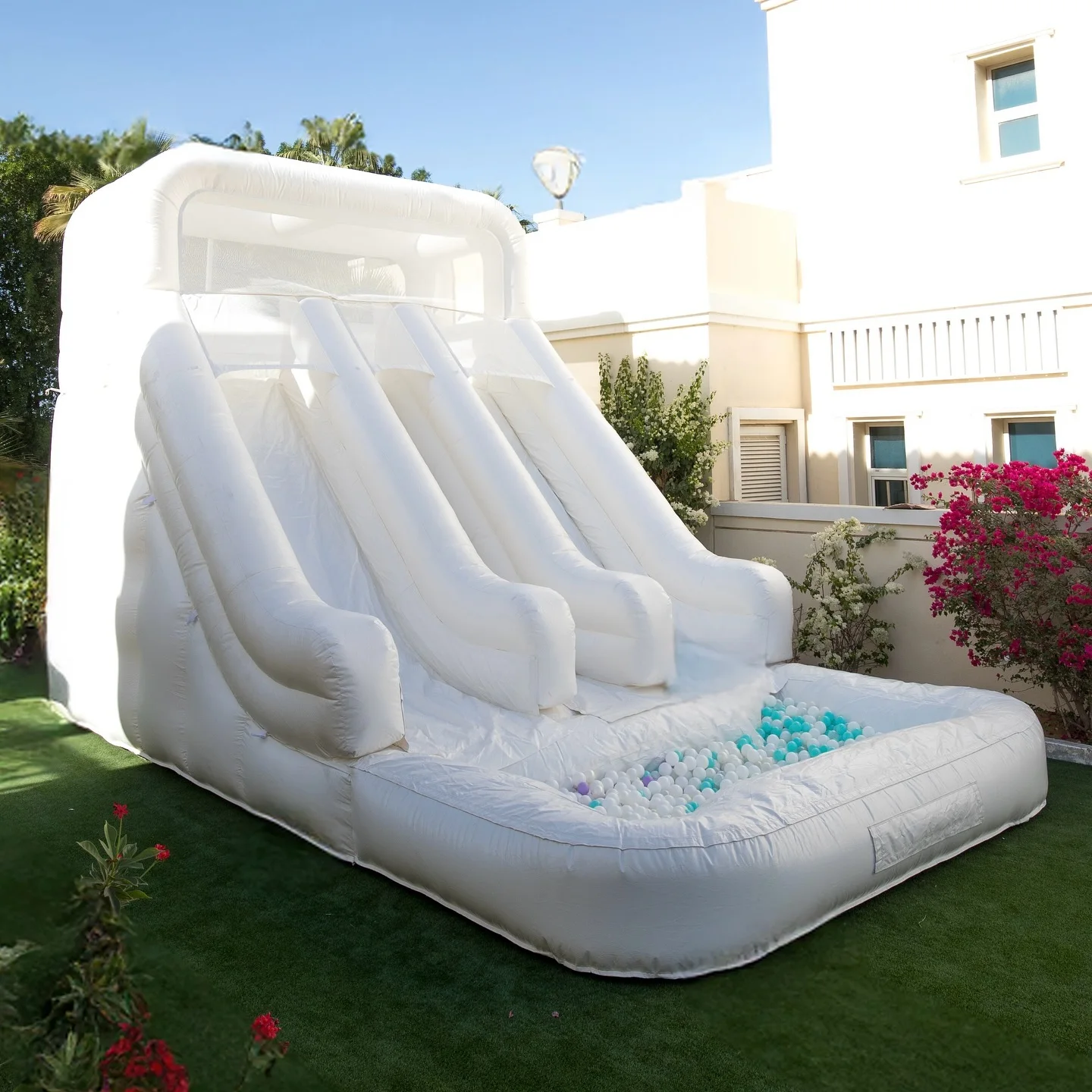 منزلق جاف ذو حارة مزدوجة بيضاء كبيرة من مادة PVC، منزلق مائي تجاري قابل للنفخ للأطفال والكبار، درجة تجارية في الهواء الطلق مع منفاخ