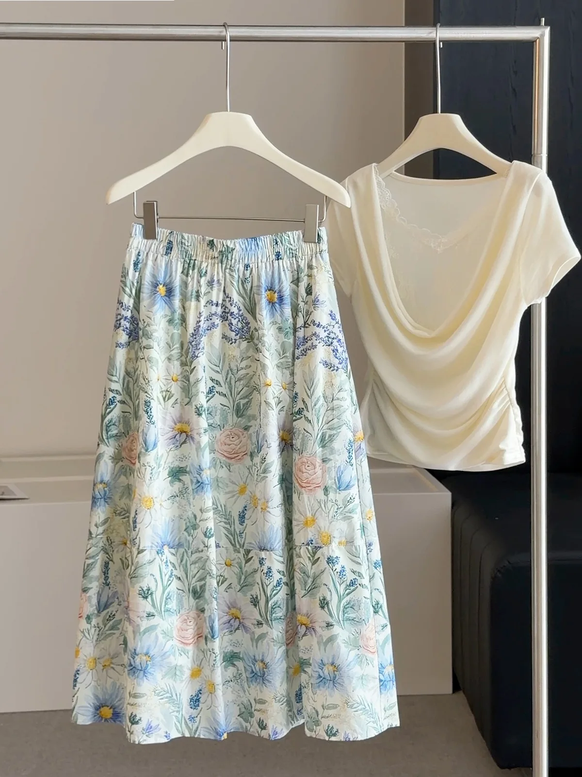 Vintage Blue Oil  Floral Print Tiered Midi Skirt Elastic Waist Casual A-line Cotton Skirt For Women Cottagecore Garden Summer