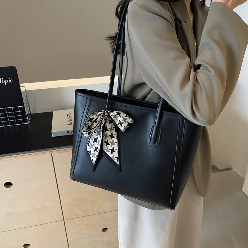 

Large Capaci Silk Scarf Women's oulder Bag 2025 New Commuter Casual Tote Bag for Office Work Versatile High-End Feel