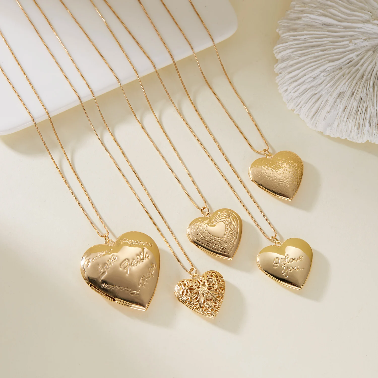 Vintage-Halskette mit geschnitztem Herz-Medaillon in Goldfarbe für Frauen, personalisierter Foto-Anhänger, romantisches, ästhetisches Valentins-Schmuckgeschenk – Detail 10