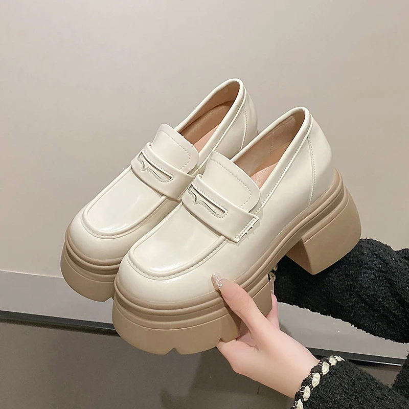 Décolleté gotici punk rock beige neri Scarpe Lolita con tacco spesso da donna Mocassini in tinta unita stile britannico Scarpe uniformi JK da donna