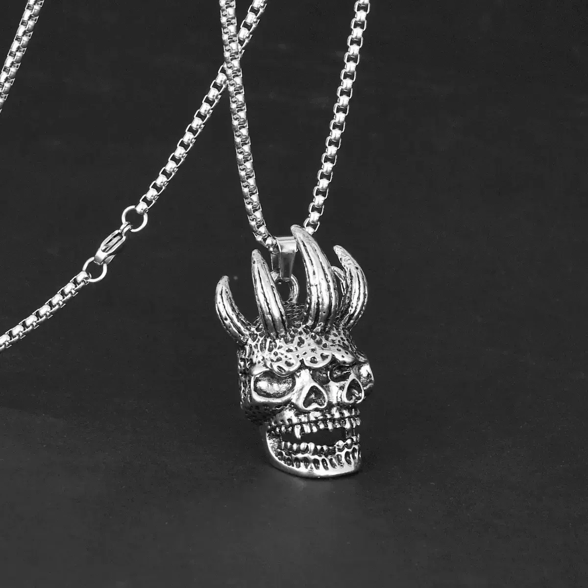 1 Piece Gothic hip hop Double Skull Pendant Retro Prajna Necklace for Men Overbearing Devil Horn Jewelry Halloween Gift