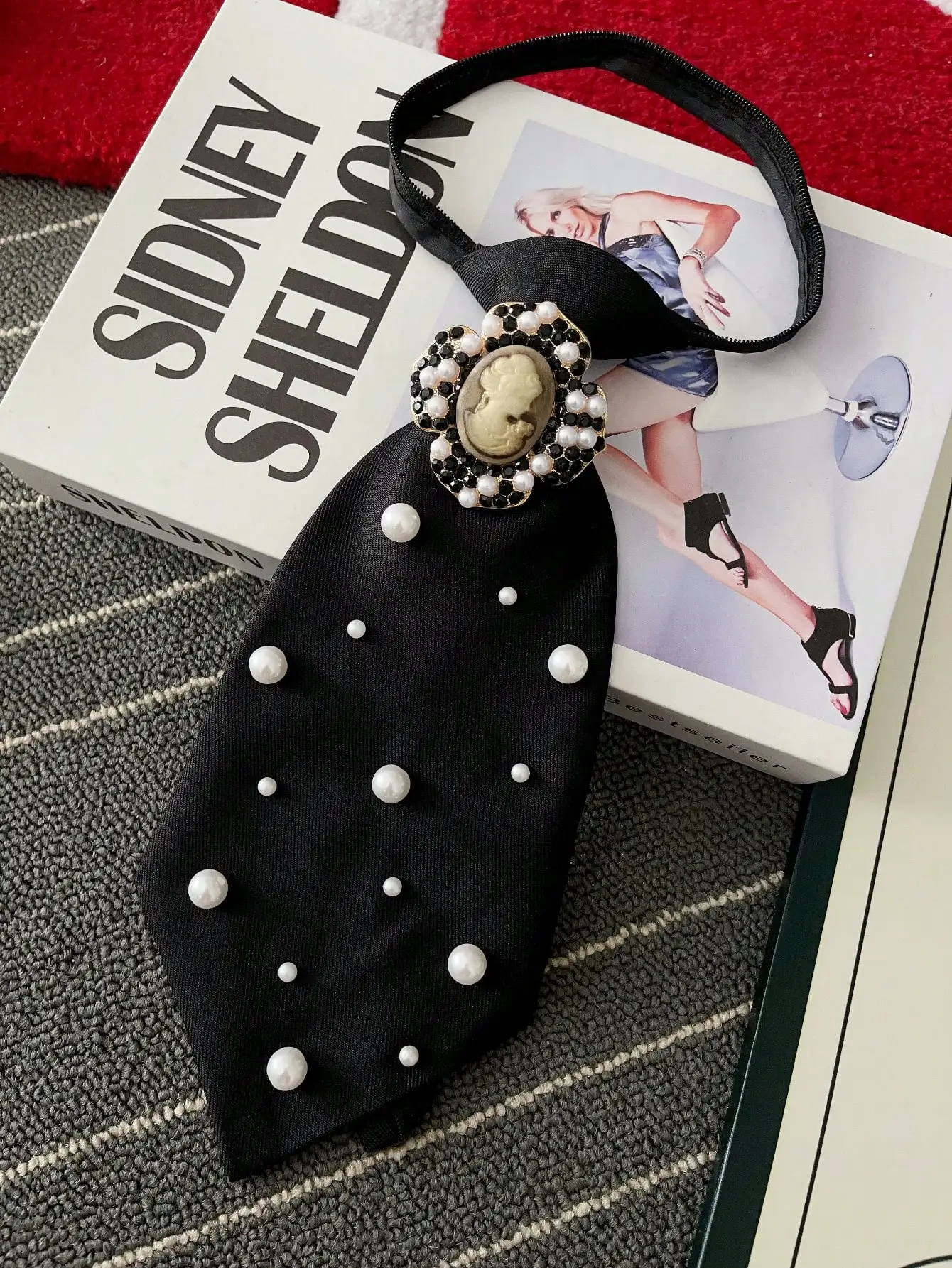 Original Niche Design: 1 Stück Beauty-Portrait-Krawatte mit künstlichen Perlen, abnehmbar und verstellbar, passend zu Hemden, ideal für Partys, Ausflüge und Urlaubsoutfits – Detail 8