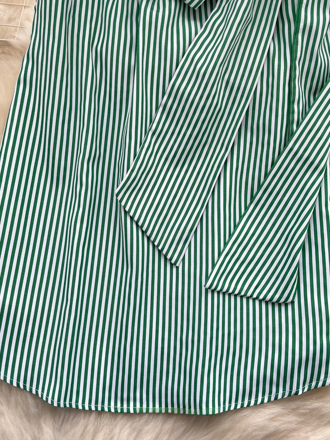 エレガントな蝶結びタイノースリーブストライプトップ女性の夏のファッショナブルな多用途シャツ韓国スタイルルーズフィットノーブランド