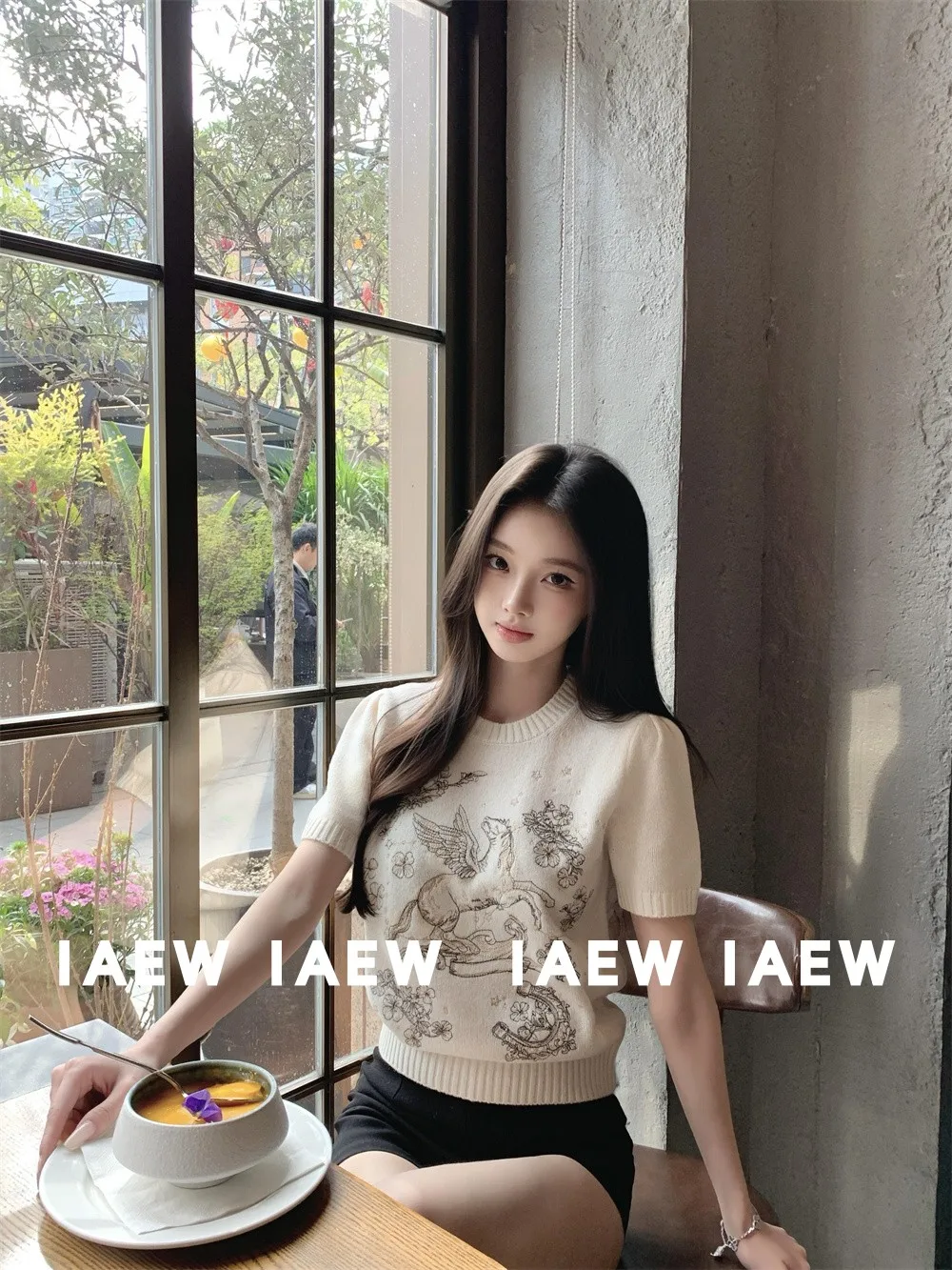 

Элегантная трикотажная футболка с цветочной вышивкой, короткий рукав, приталенный крой, люксовый стиль, женская мода, весенний сезон, китайский бренд