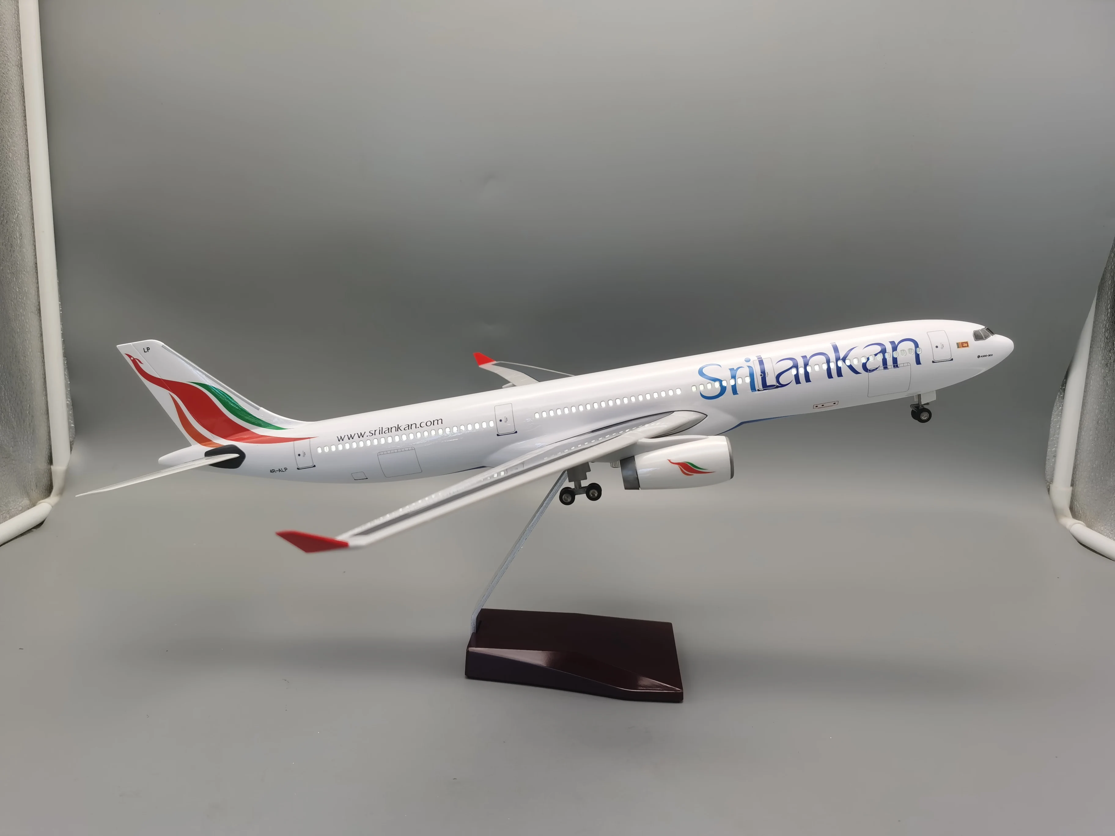 1:135 Scale 47 Cm A330 SriLankan Airlines Model With Lights And Bottom Wheel Die-cast Resin Plastic Plane Model Gift