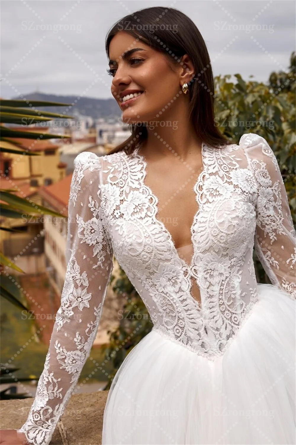 فستان زفاف بوهو من الدانتيل بأكمام طويلة ورقبة على شكل حرف V مع ذيل سويب مطوي مزين بحفلات الزفاف على الشاطئ مصنوع حسب الطلب