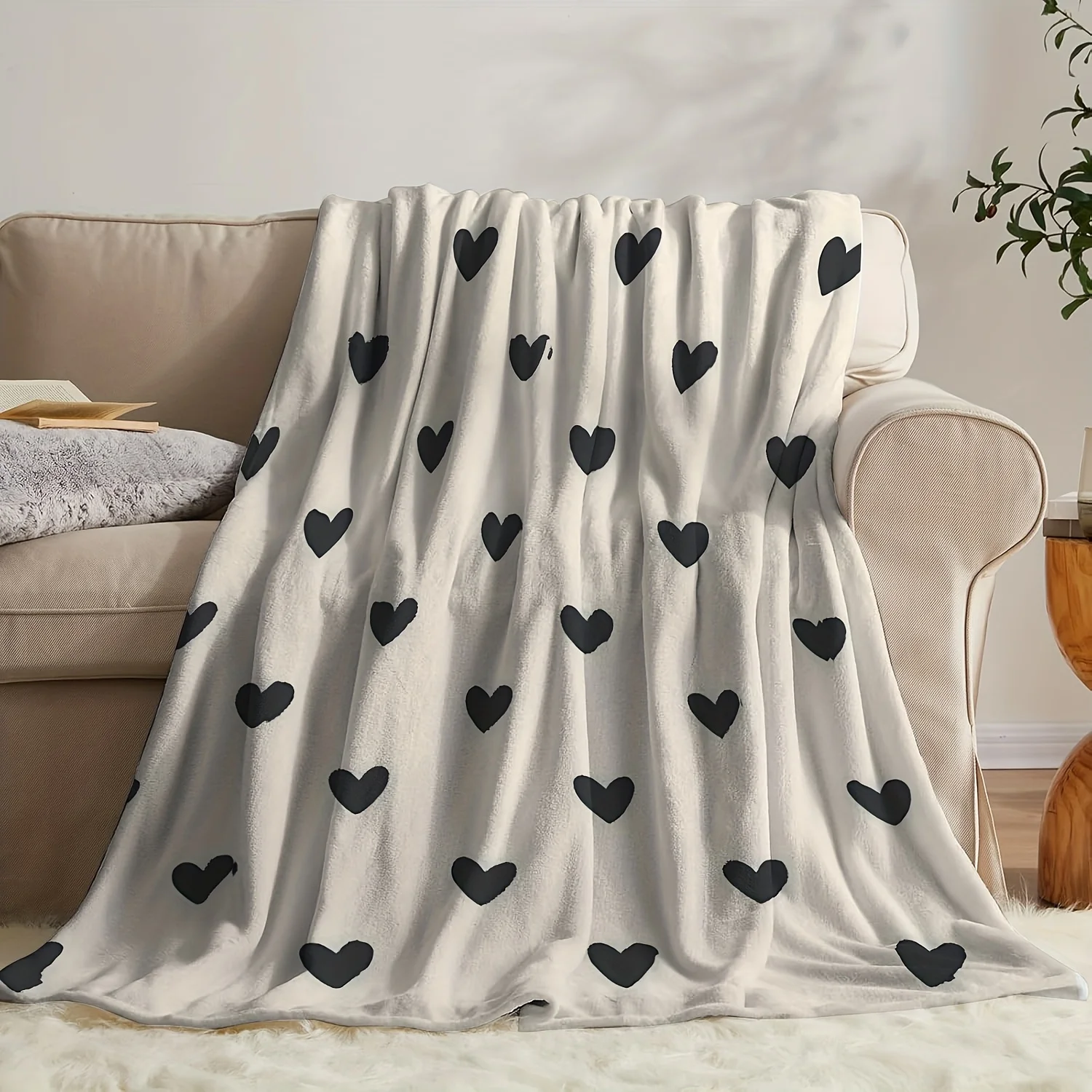 1pc Black heart-patterned blanket, polyester fabric, machine washable, suitable for use in bedrooms, living rooms, and sofas.