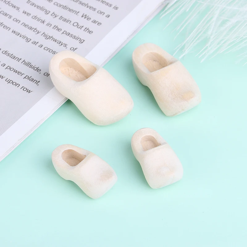 1Pair 1/12 Dollhouse Miniature Wooden Shoes Simulation Model Dolls Accessories Kids Pretend Play Toys