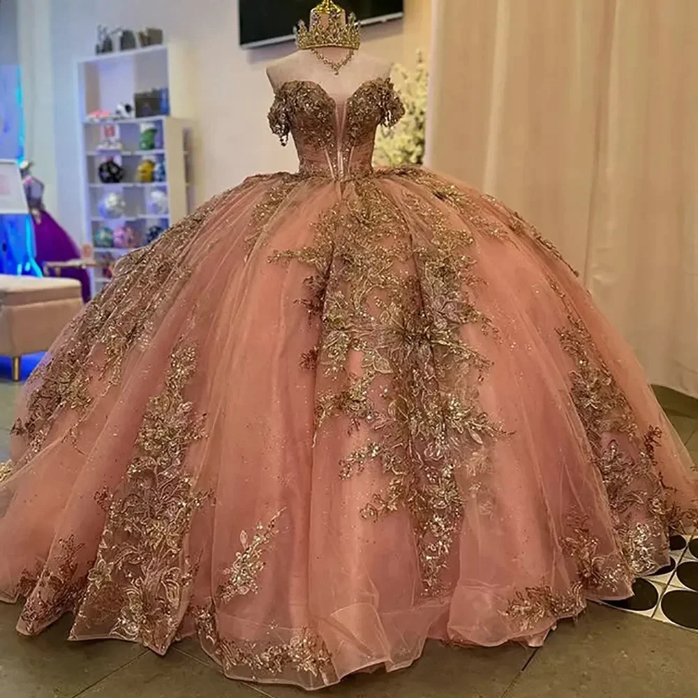 

Розовые платья Charro Quinceanera, бальное платье с открытыми плечами и аппликациями, пышные мексиканские милые платья 16, 15 Anos по индивидуальному заказу
