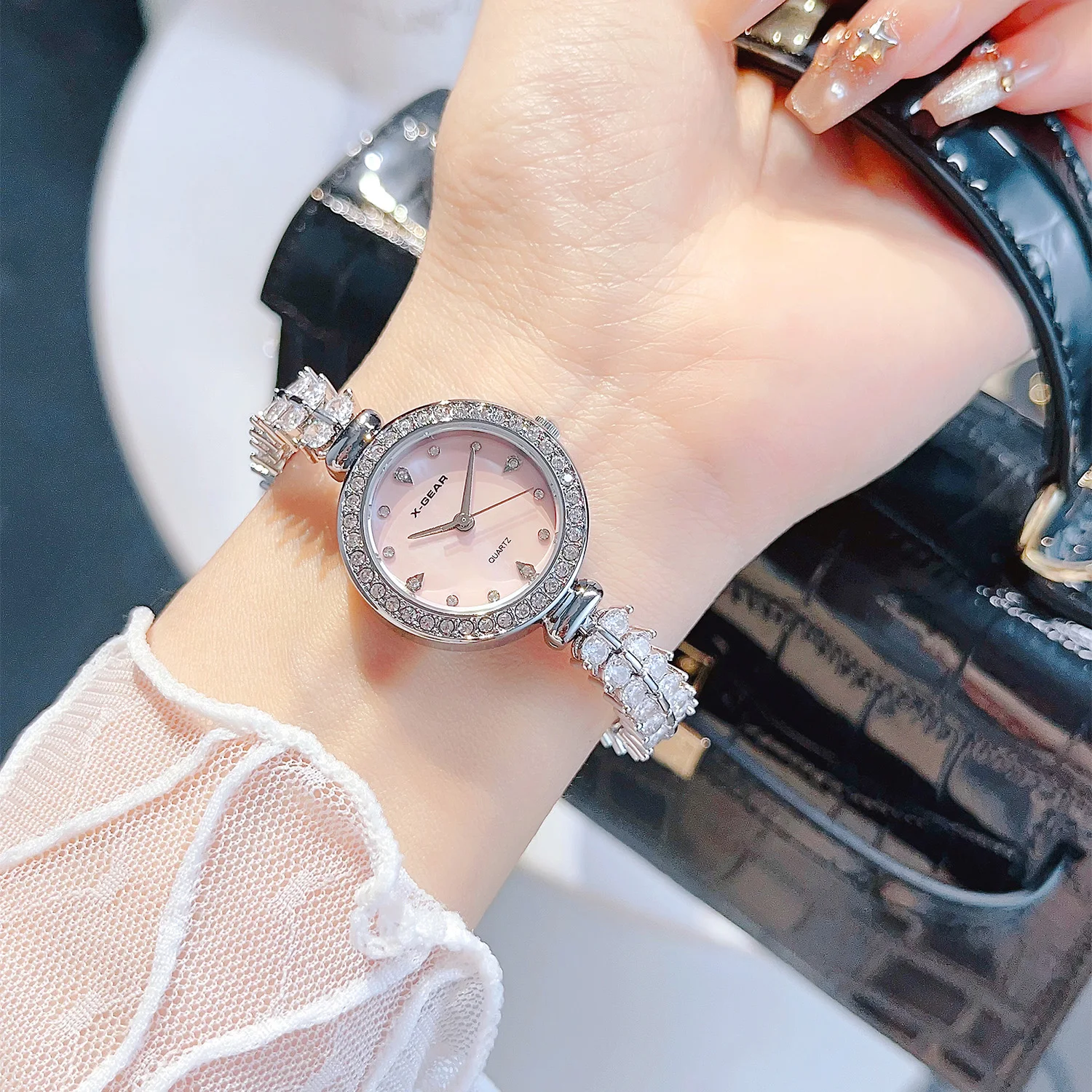 

Women's Diamond Encrusted Watch Luxury Simple Fashion Quartz Movement Timepiece