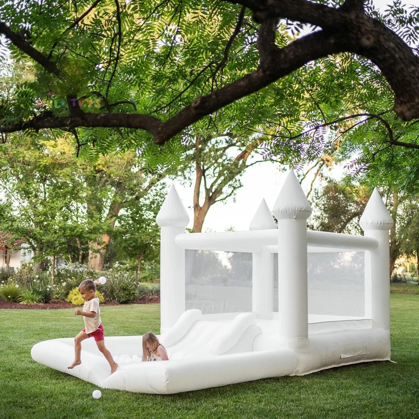 Casa di rimbalzo bianca al 100% in PVC morbido per bambini con pallina scorrevole Personalizzazione del partito Mini castello gonfiabile gonfiabile con ventilatore