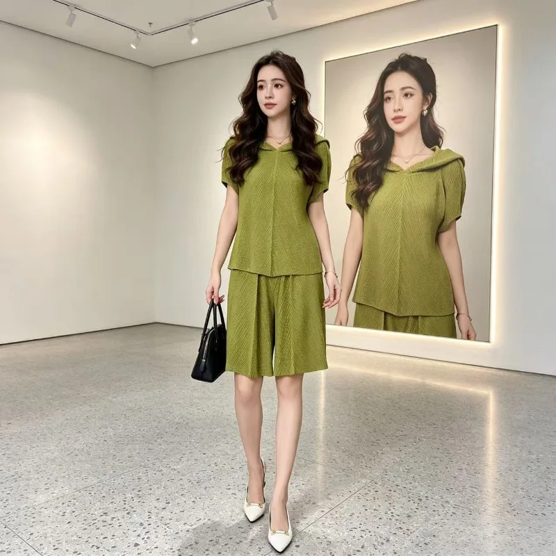 

Miyake Pleated Two-Piece Set 2026 Hooded Short Sleeve Top Loose Shorts Fashionable Commuter Solid Color Casual Versatile Set