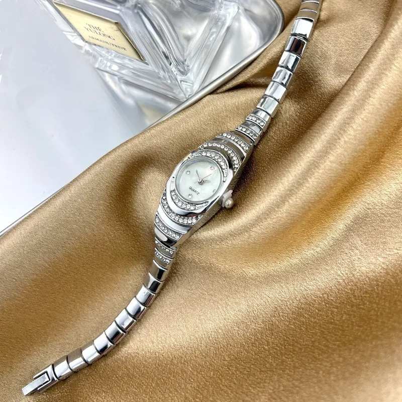 

Часы Новые женские наручные часы с бриллиантовым браслетом в виде змеи Женские персонализированные модные кварцевые часы с открытием