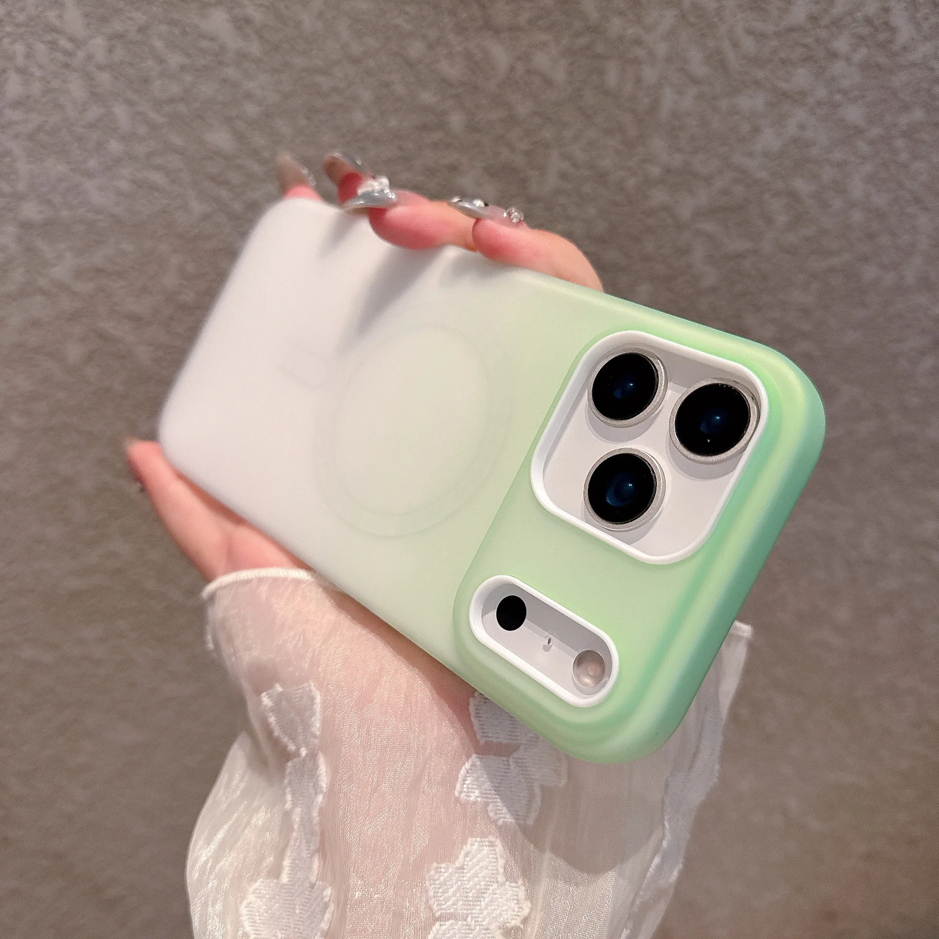 MagSafe対応 iPhone 17/Air/16/15/14 Plus/13/12 Pro Max/11用 グラデーションカラー 磁気吸着式 耐衝撃 保護バックカバー