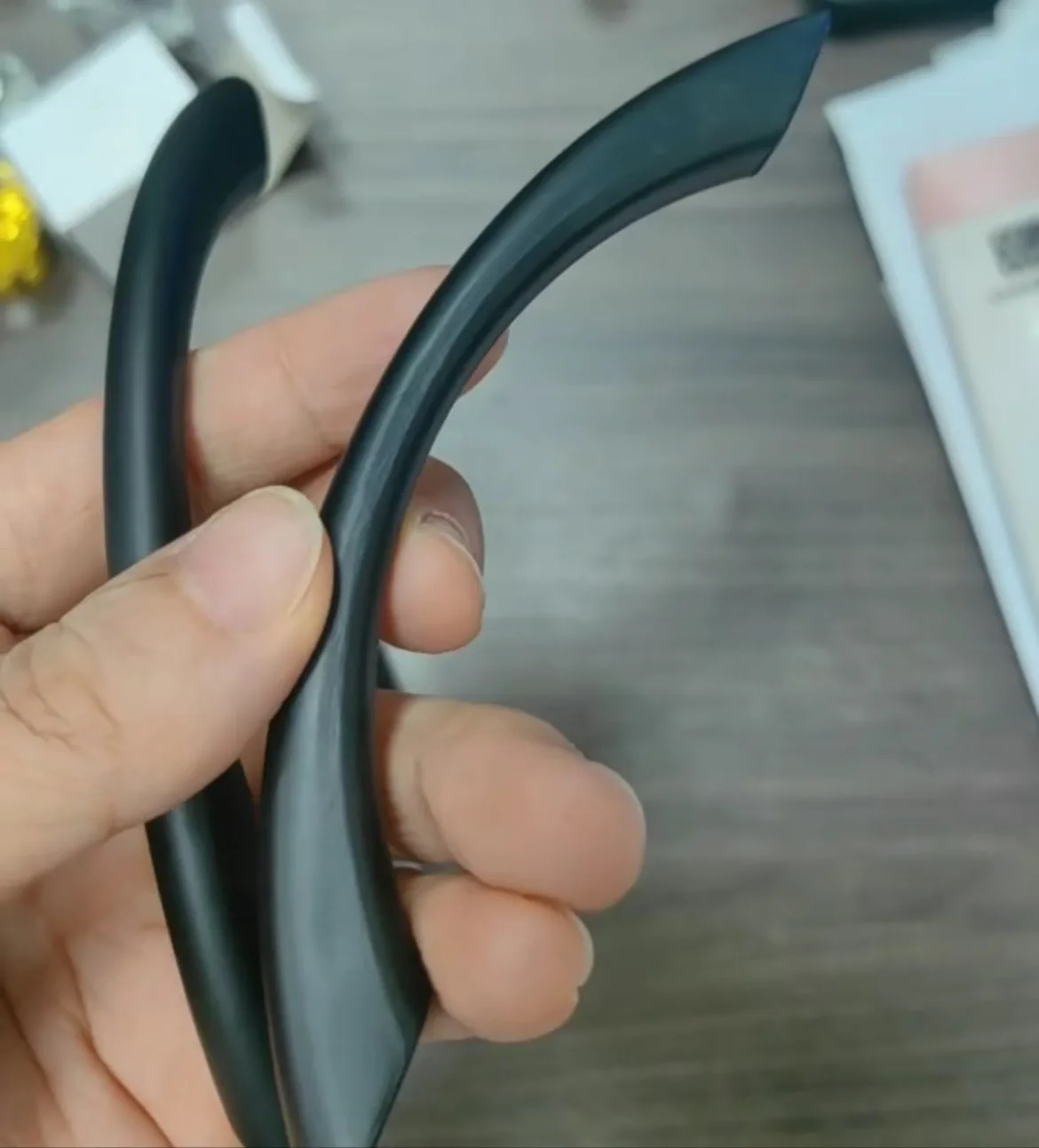 Maniglia in plastica nera Nuovo design Maniglia per armadio da cucina Armadio in lega d'oro Maniglia per porta del cassetto Maniglie in alluminio per mobili