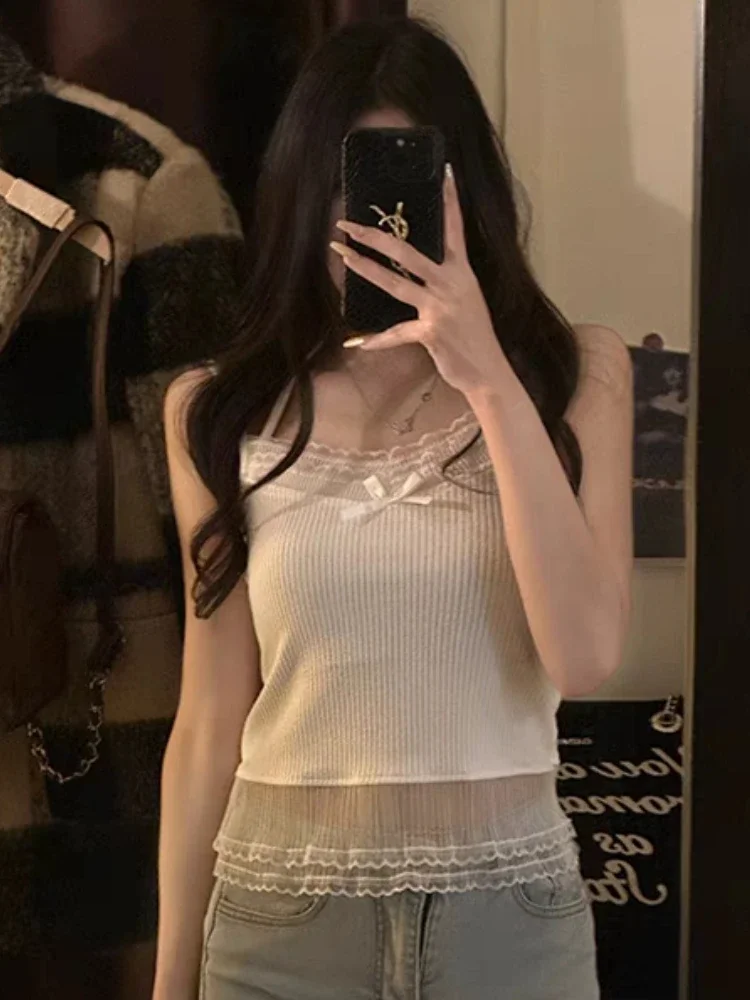 تي شيرت نسائي صيفي جديد مُزين بالدانتيل الأبيض على الموضة الكورية مثير برقبة رسن تي شيرت نسائي Harajuku ملابس الشارع الشهير قطع علوية قصيرة